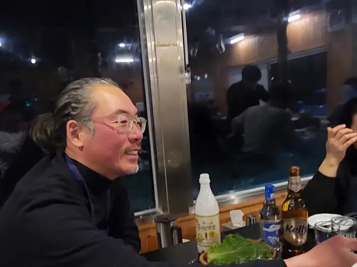 창가 자리에서 바라본 내부 모습