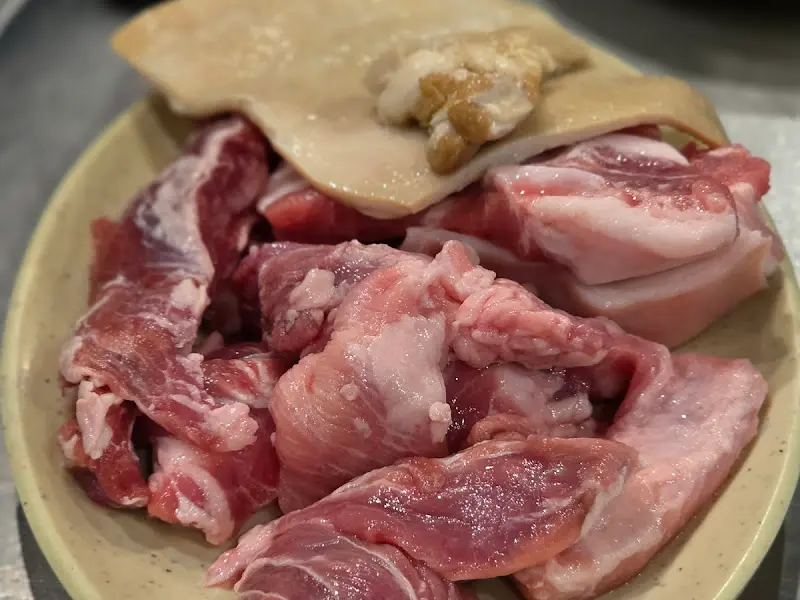 신선한 뒷고기 한 접시