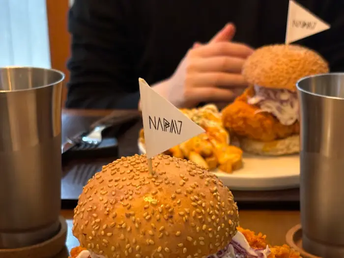 버거 위에 꽂힌 귀여운 깃발