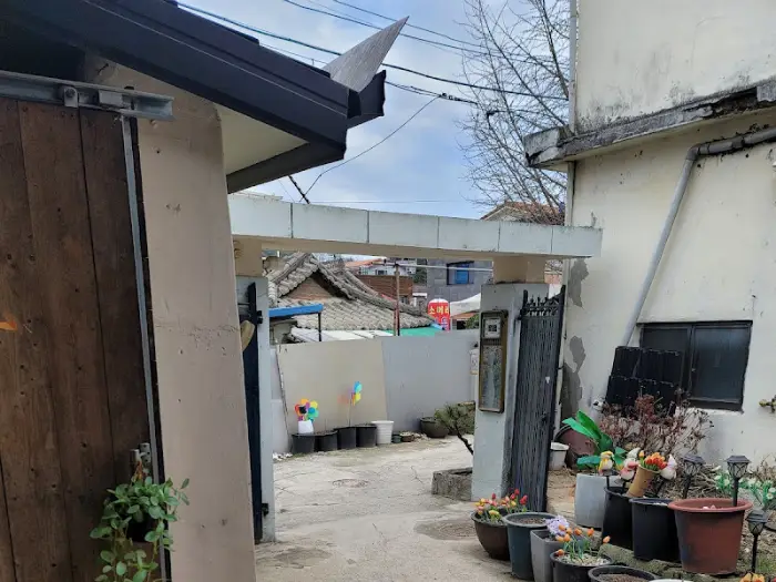 식당 내부로 이어지는 길목. 정겨운 정취가 느껴진다.