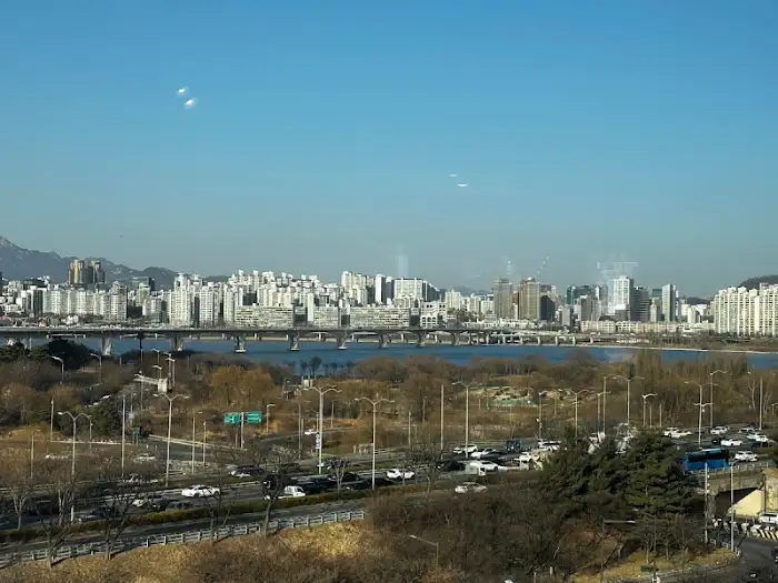 한강뷰가 보이는 통창 너머의 도시 풍경
