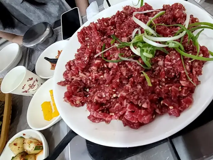 신선한 육회 한 접시