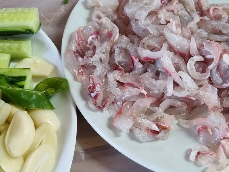 모듬회와 곁들임 채소