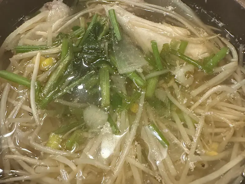 뽀얀 국물과 콩나물, 미나리가 듬뿍 들어간 까치복국