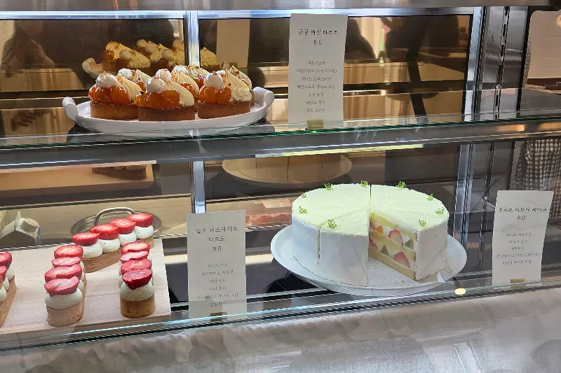 쇼케이스 속 디저트
