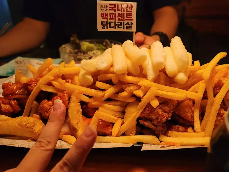 아웃닭 치킨과 감자튀김