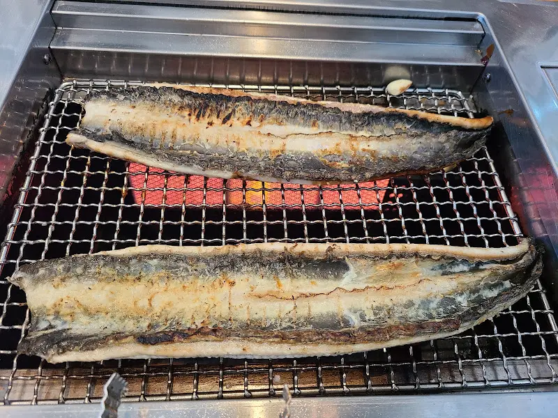 초벌된 장어가 숯불 위에서 구워지는 모습