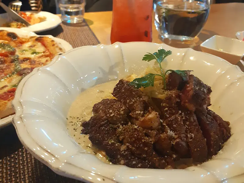 스테이크와 크림 파스타