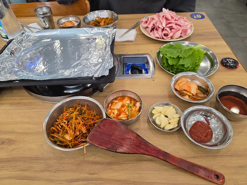 푸짐한 밑반찬과 봉용불고기