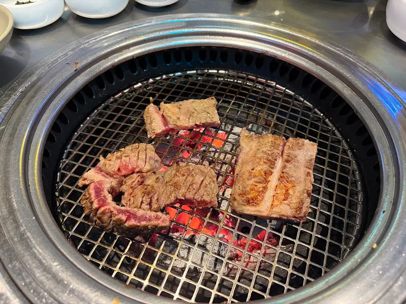 숯불 위에 구워지는 두툼한 수원왕갈비