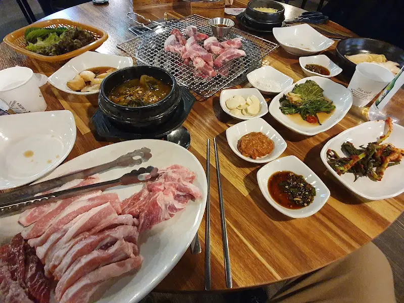 촵촵뒷고기 한상차림