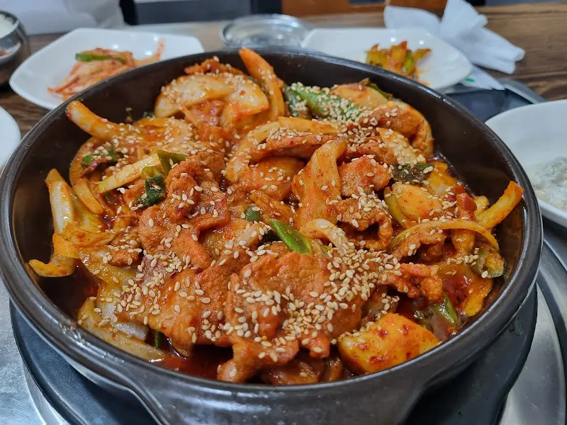 윤기 자르르 흐르는 제육볶음