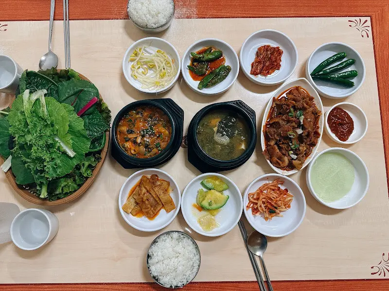 푸짐한 우렁쌈밥 한상차림