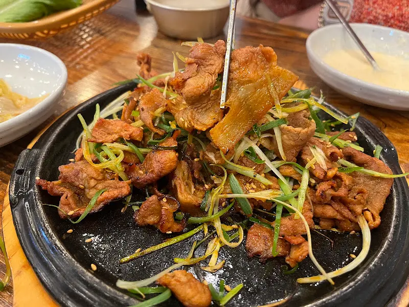 젓가락으로 고추장 숯불구이 집는 모습