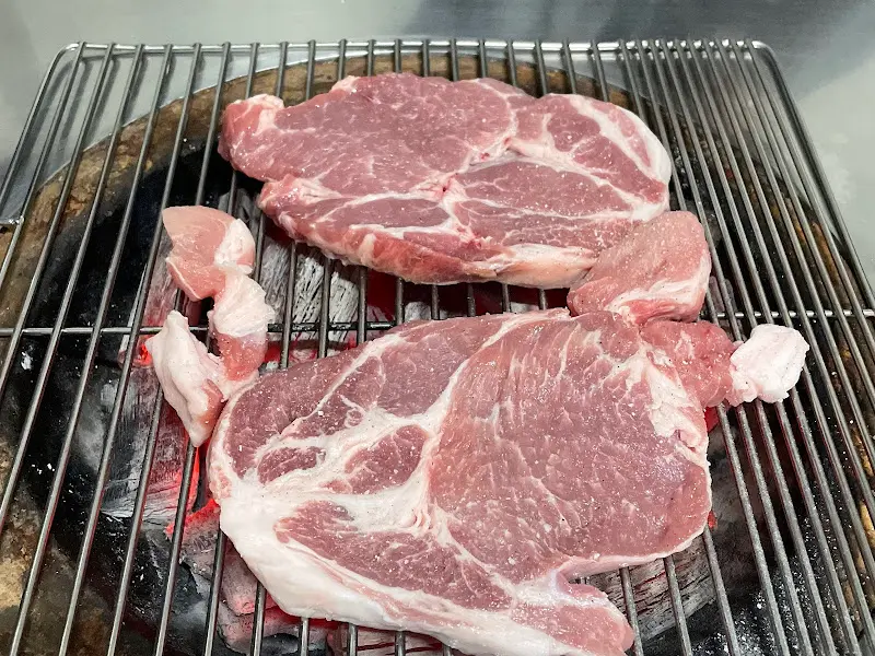 불판 위에 올려진 목살