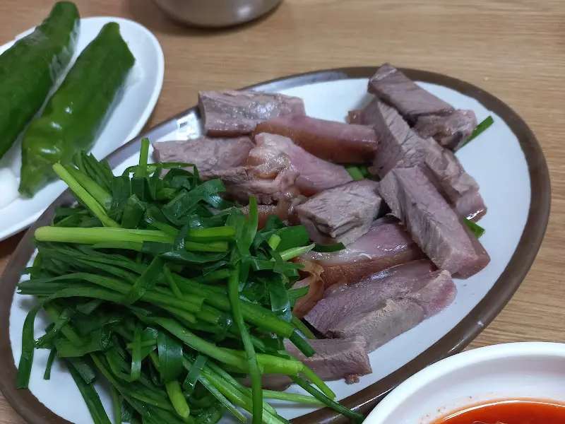 흑염소 수육과 부추