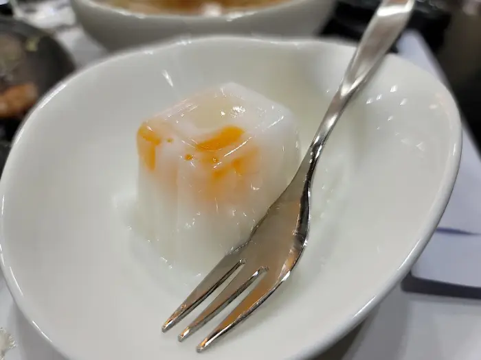 디저트로 나온 푸딩 또는 젤리의 모습