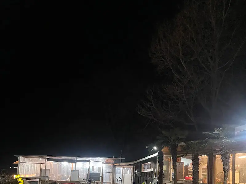 어둑한 밤, 조명이 켜진 다대336장작구이 식당 외부 전경