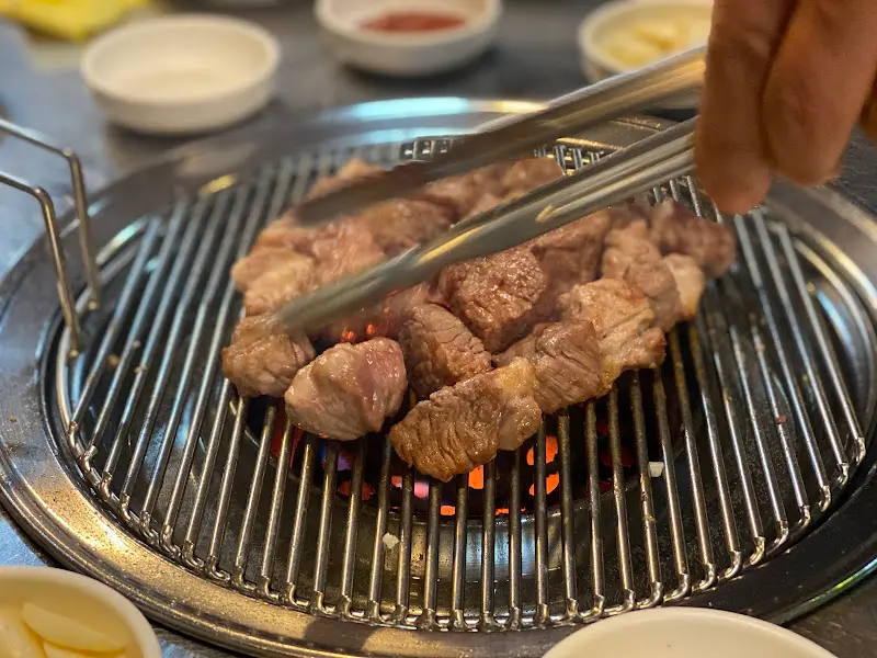 사장님의 능숙한 손길로 구워지는 제주 근고기