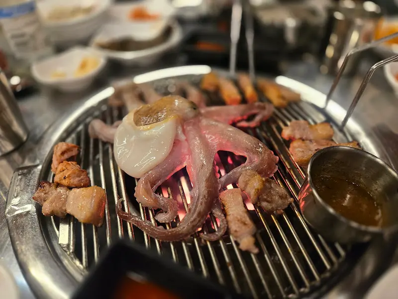 불판 위에서 춤추는 활문어