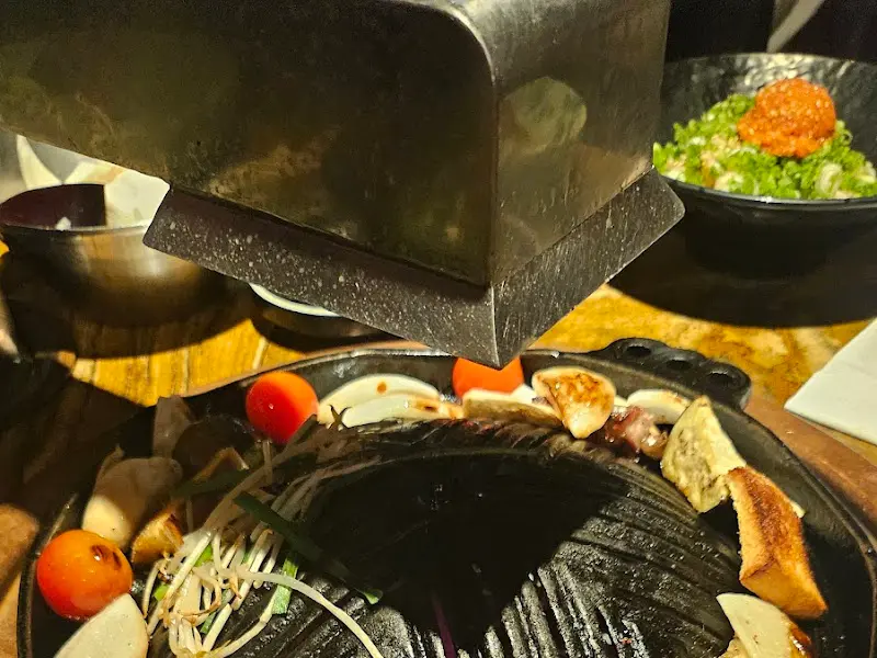 고기를 구워주는 모습