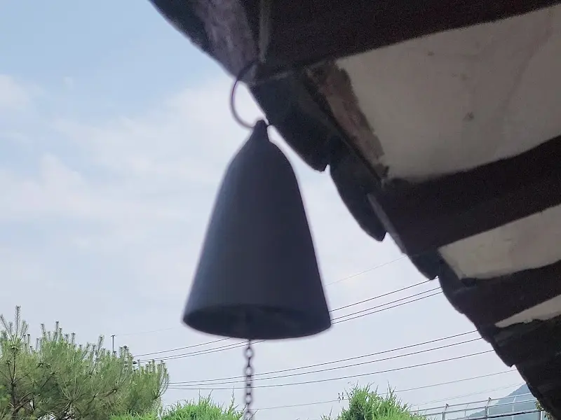 카페 건물 처마에 매달린 풍경