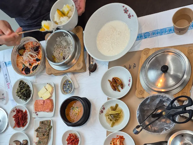 한 상 가득 차려진 순두부 밥상