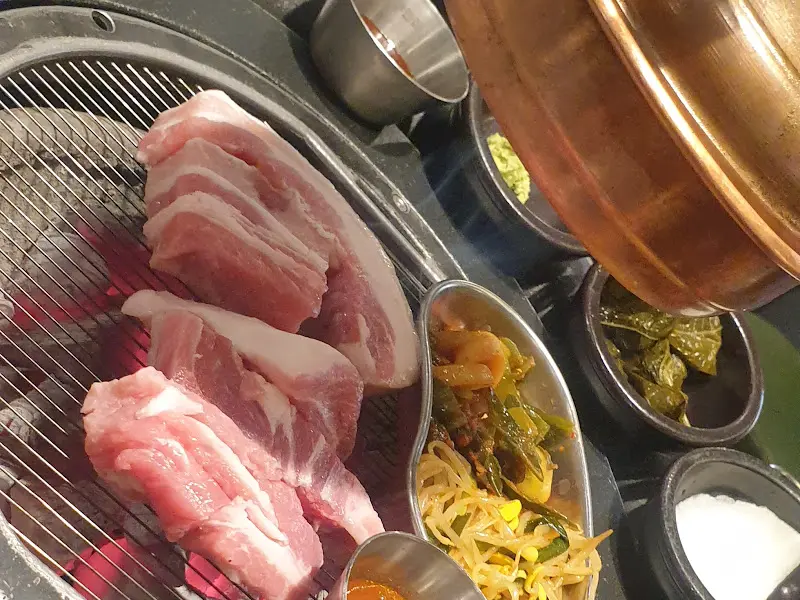 불판 위에서 맛있게 익어가는 껍데기