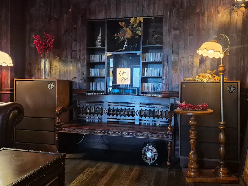 앤틱 가구와 조명이 어우러진 Coffee Plaza 내부