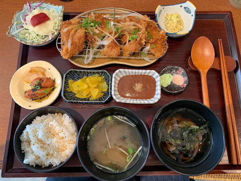 정갈하게 차려진 토리카츠 한 상