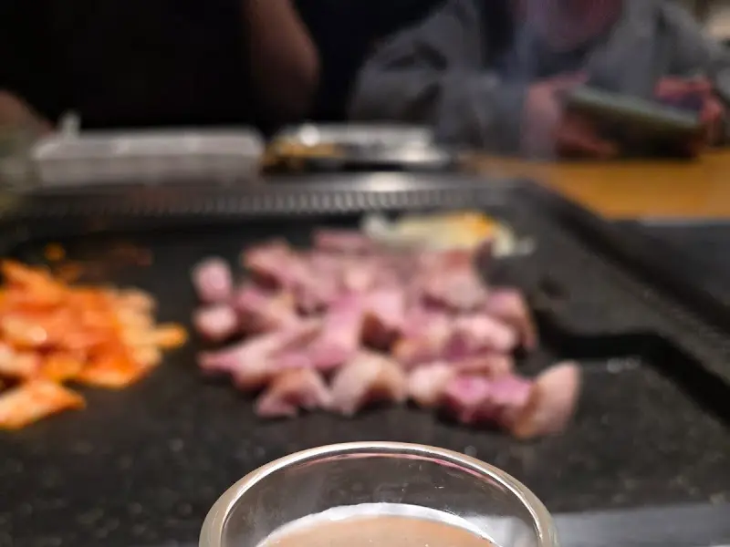 노릇하게 익어가는 삼겹살