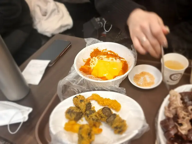 떡볶이, 튀김, 순대가 놓여진 쟁반