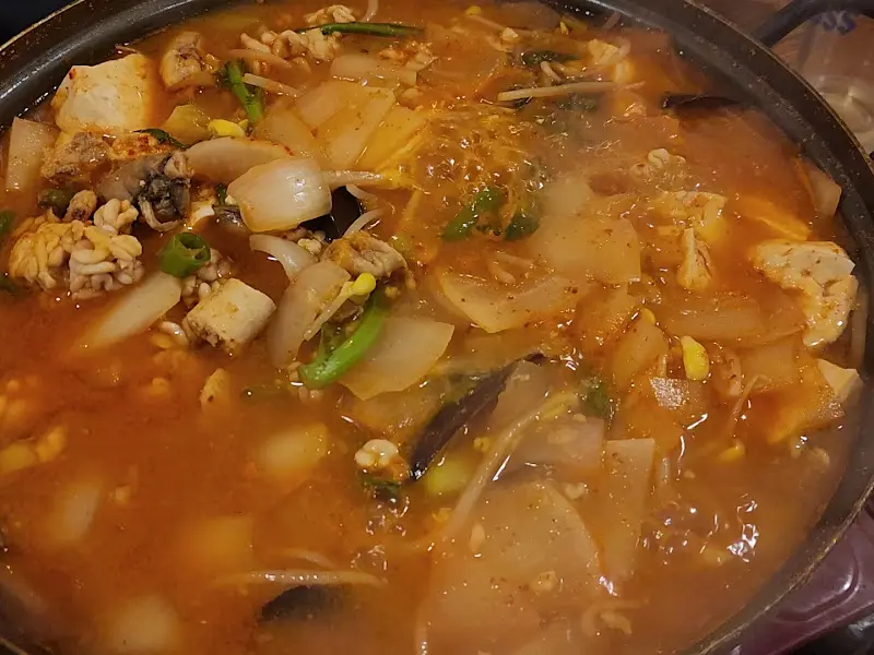 알이 가득한 알탕 뚝배기