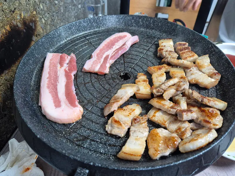 불판 위에서 익어가는 삼겹살