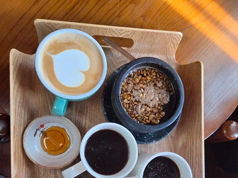 쌍화차, 아메리카노, 디저트가 담긴 트레이