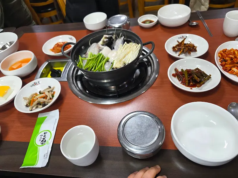 테이블 전체 샷, 복지리와 다양한 밑반찬