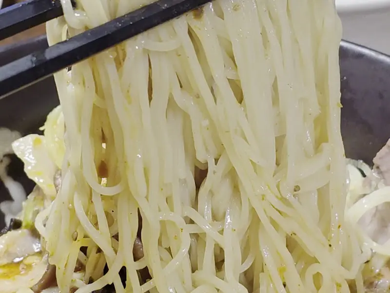 윤기가 흐르는 라멘 면발