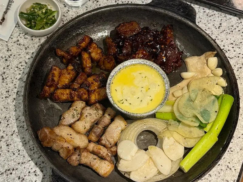 먹음직스러운 삼겹살 모듬 한 상