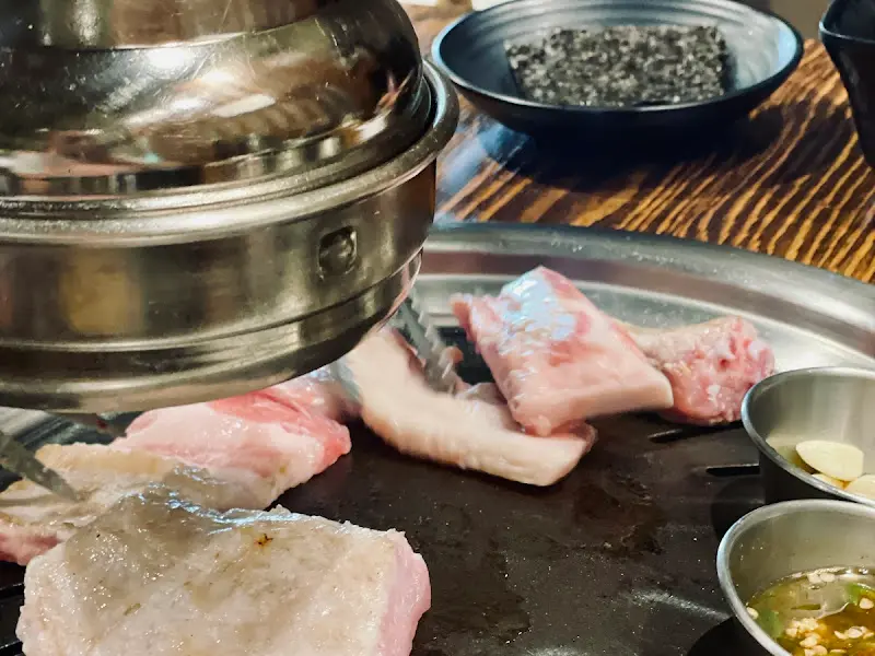 전문가의 손길로 구워지는 돼지고기