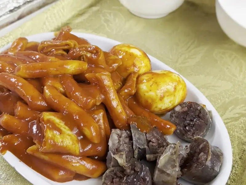 떡볶이, 순대, 계란이 담긴 접시