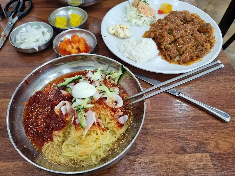 송도왕밀면 비빔밀면과 돈까스
