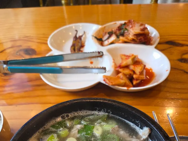 갈비탕과 반찬이 함께 놓여있는 테이블