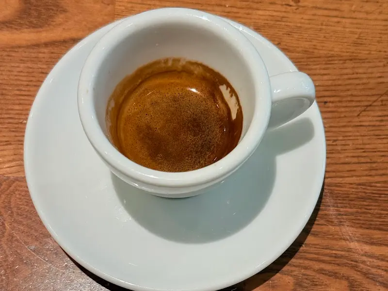 소금과 설탕이 곁들여진 SnS 에스프레소