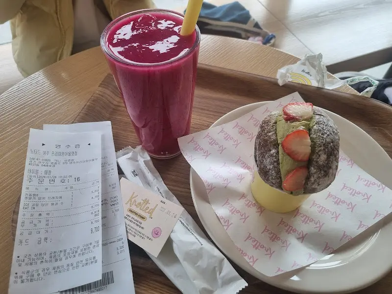 생딸기 말차 프레지에와 용과 주스