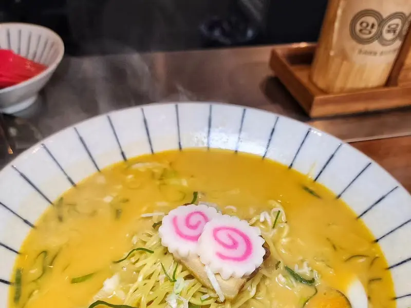 미소 라멘 위에 올려진 귀여운 어묵