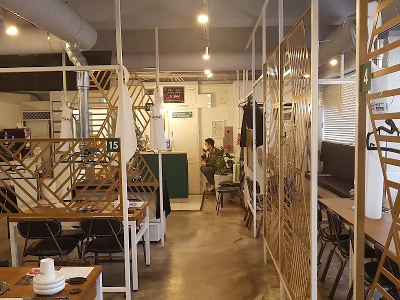 넓은 실내 공간