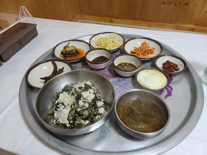 싹쓸이골 식당 전체 상차림 샷