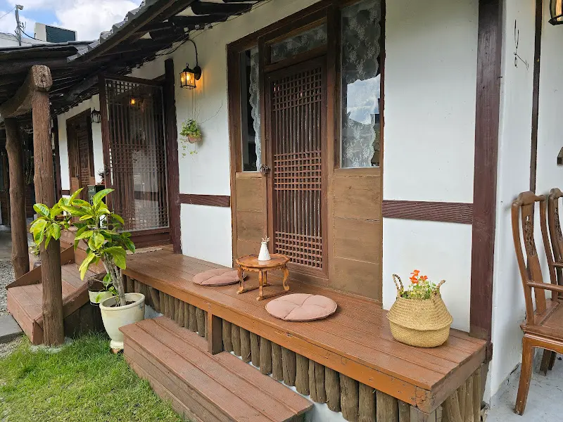 툇마루에 앉아 여유를 즐길 수 있는 공간