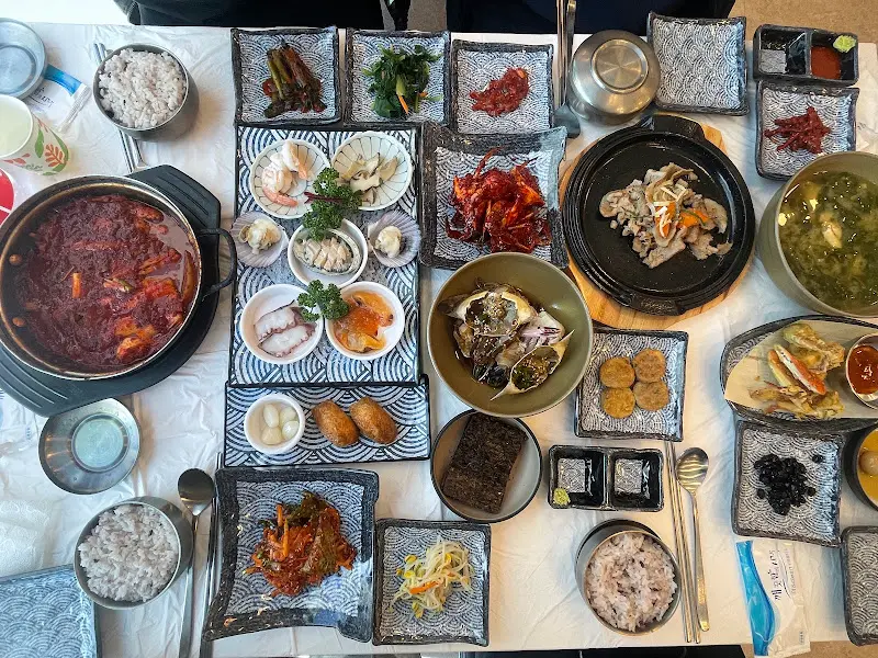 한 상 가득 차려진 메뉴