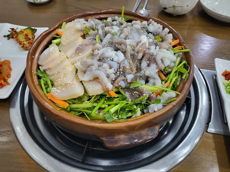 신선한 낙지와 키조개가 가득한 낙지 삼합